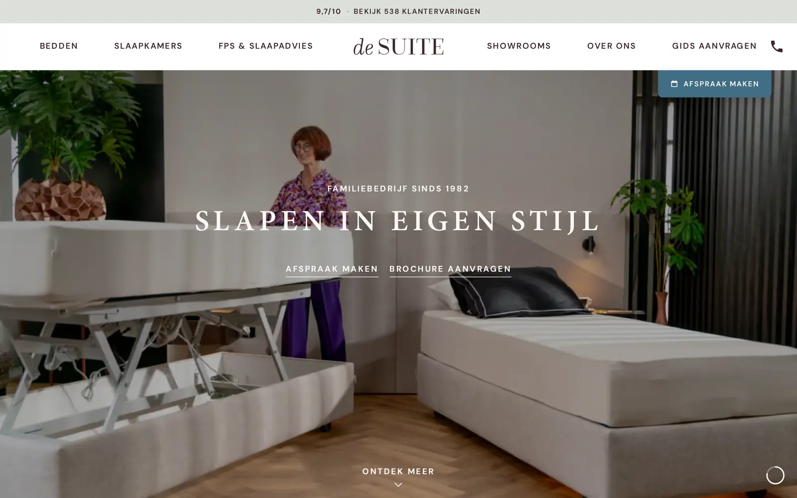 Homepage van De Suite met de kop Slapen in eigen stijl en een hoog-laag bed in de showroom